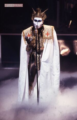 デーモン閣下率いるヘヴィメタルバンド『聖飢魔II』、2年遅れの35周年