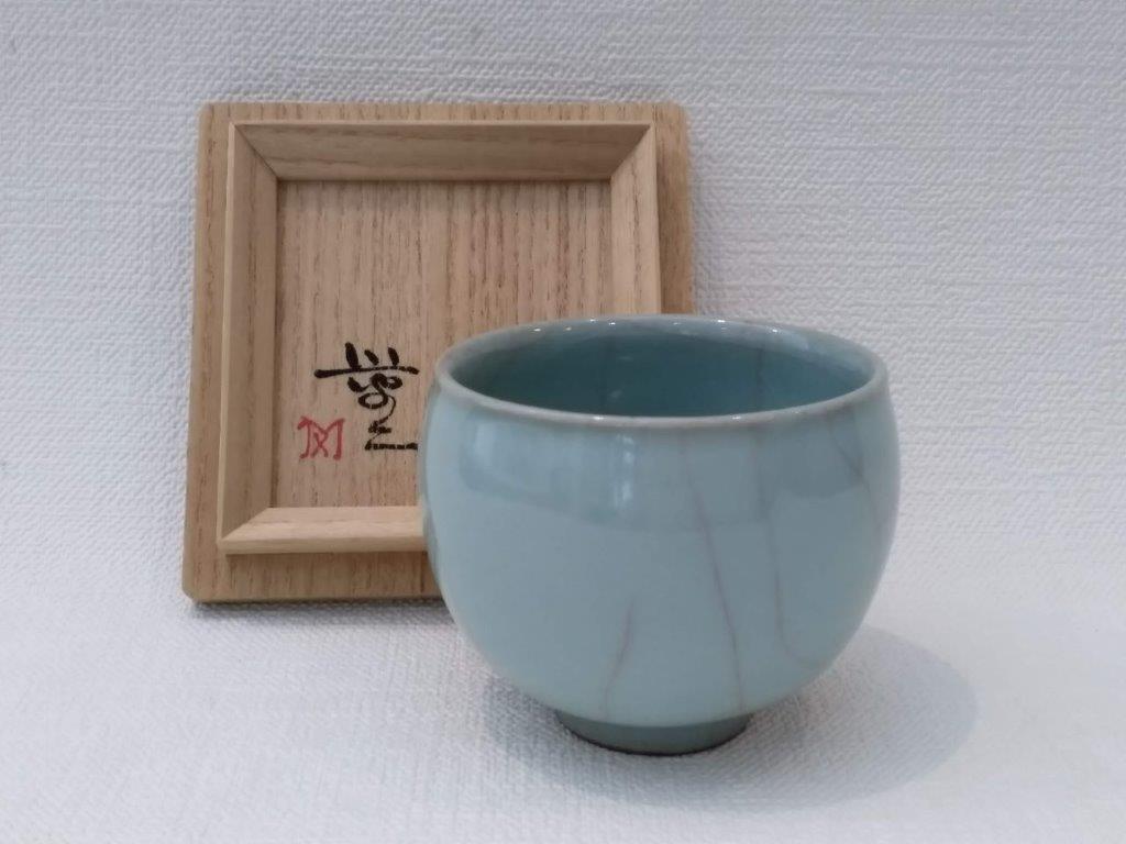 人間国宝 三浦小平二 青磁ぐい呑（MK落款） - 骨董品買取なら古美術寿