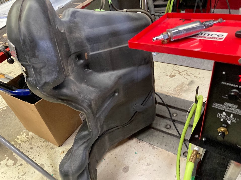 S14シルビア燃料タンク溶接修理 – Polyvance ポリバンス日本総代理店