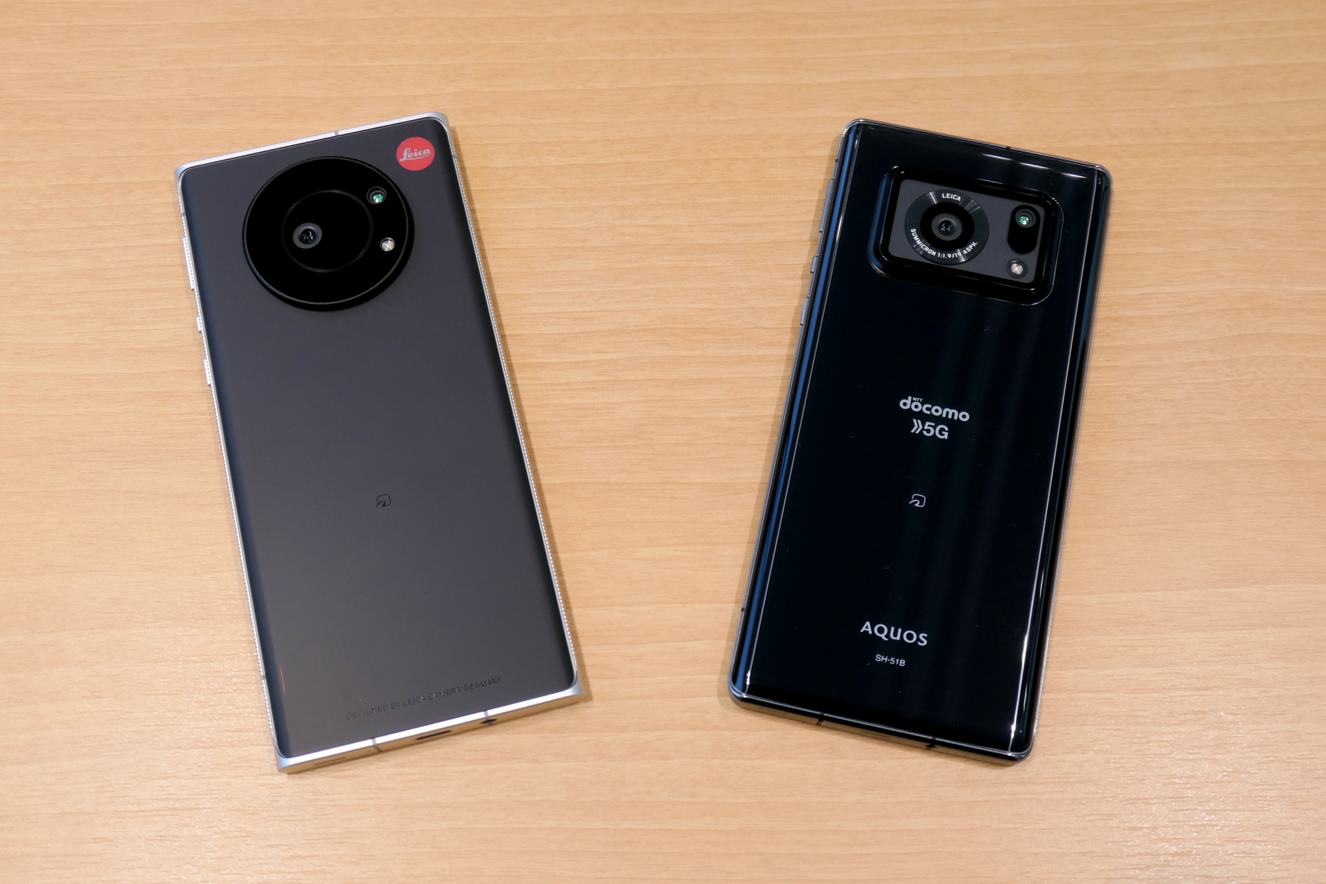 Leitz Phone 1」と「AQUOS R6」を並べて見比べてみた] - ケータイ Watch