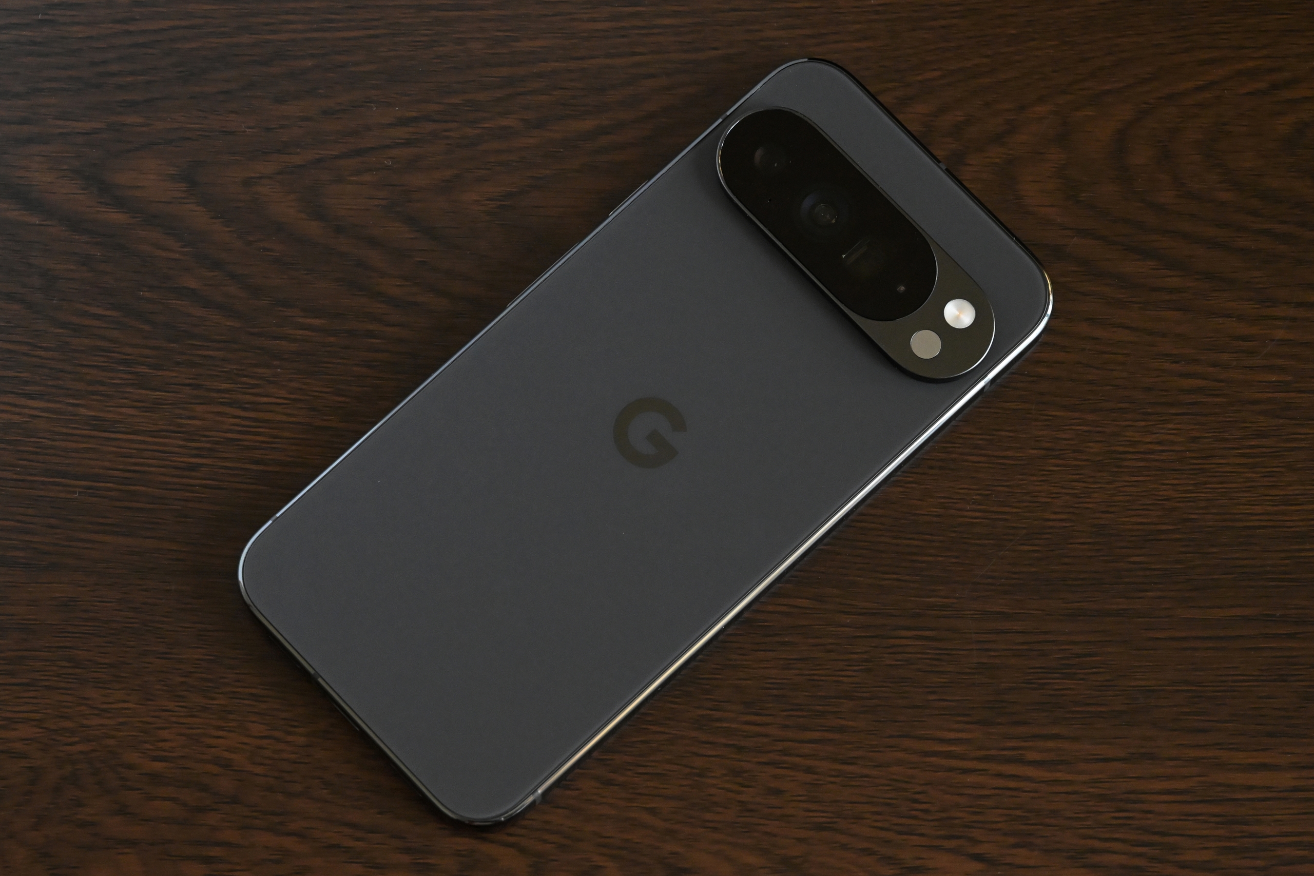 AIで進化した「Pixel 10 Pro XL」、カメラを徹底チェック - ケータイ Watch