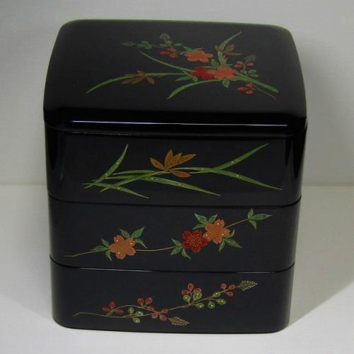 輪島塗重箱 角形 胴張り 三段 -四季草花の蒔絵仕上げ- [朱色/黒色