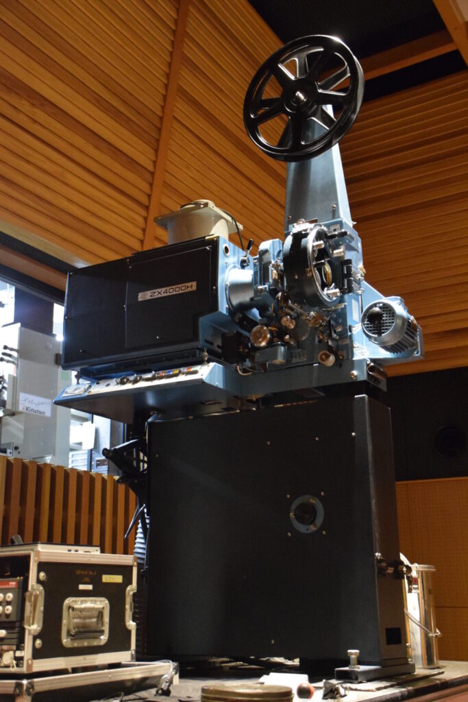 映写機の音とともにフィルム上映を味わっていただくイベントを開催しま