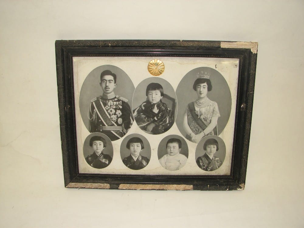 額「昭和天皇一家の御真影」 – 亀山市歴史博物館