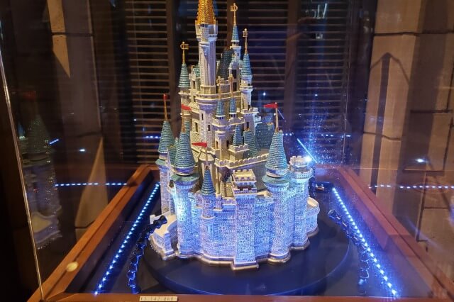 ディズニーランドのシンデレラ城｜ガラスの靴も履けるアトラクション