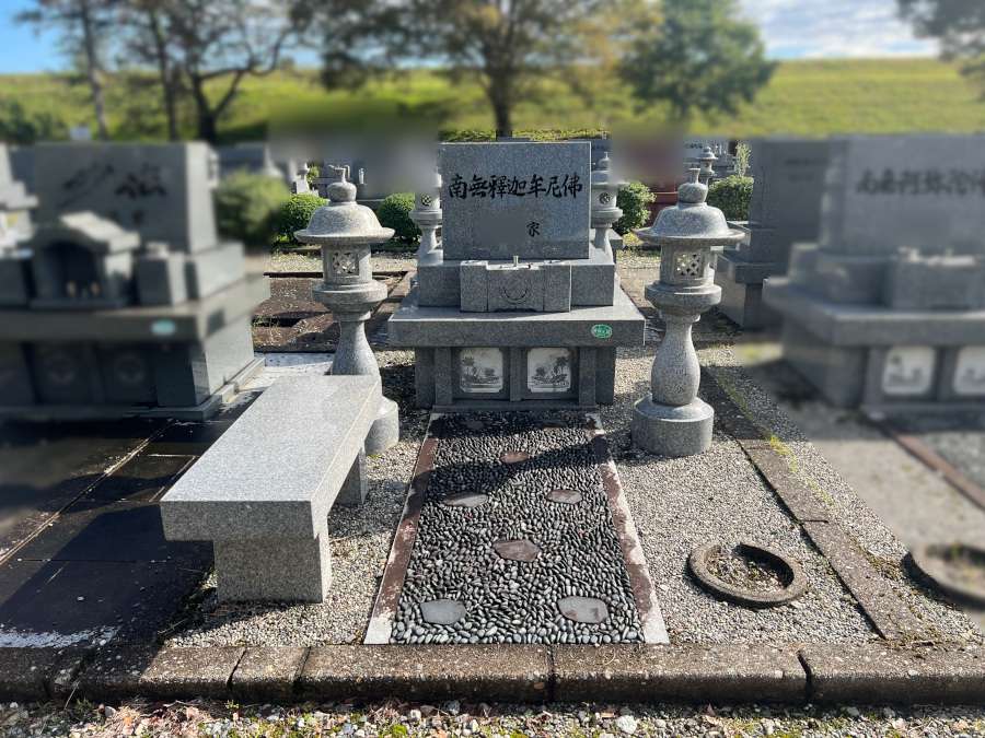 富山市の富山霊園にて、 蝋燭・線香立ての交換や色の入れ直しなどの