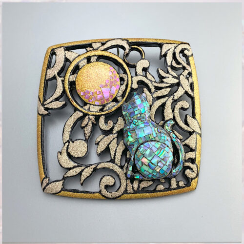 漆 螺鈿 猫ブローチ 四角 蔦透かし彫り 純金蒔絵 銀蒔絵｜作品紹介