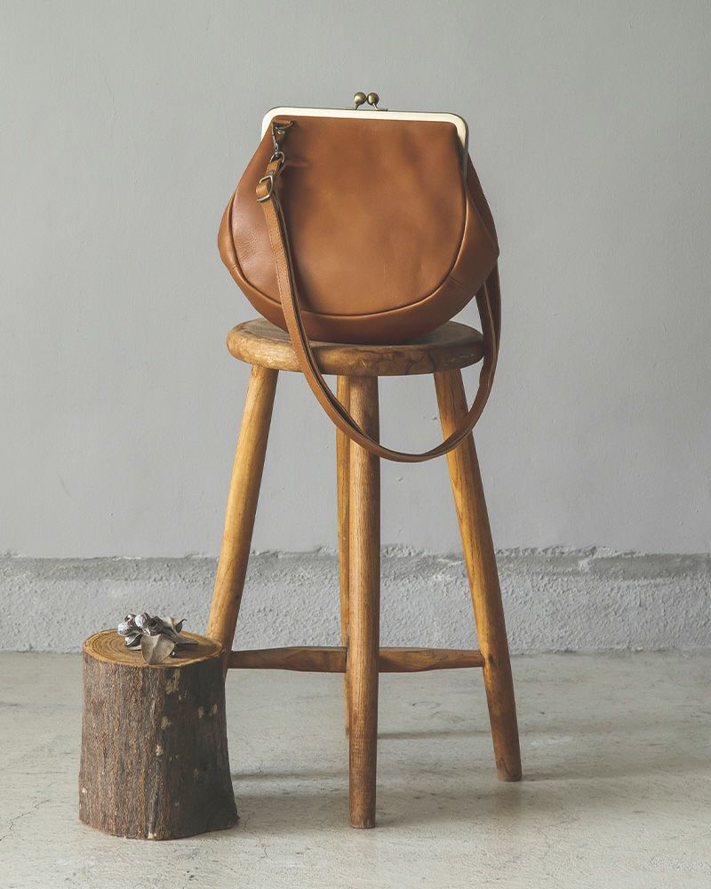 革の艶を楽しむ「しずく がま口ポシェット」 | Kanmi（カンミ）公式