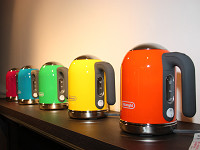 デロンギ、メタルボディでカラフルな電気ケトル - 家電 Watch