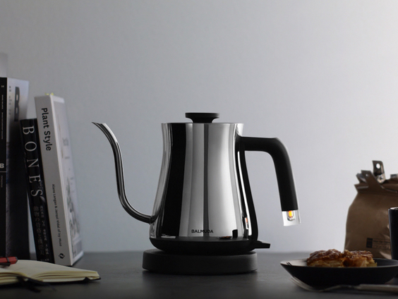 バルミューダの電気ケトルに、メタルの質感と色合いにこだわった新色