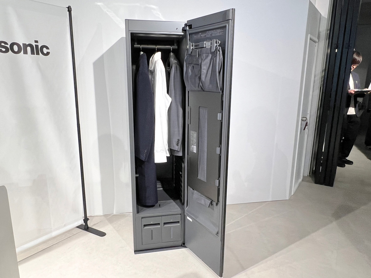 パナの「スマートクローゼット」見てきた! 静かに自動で除菌消臭&シワ