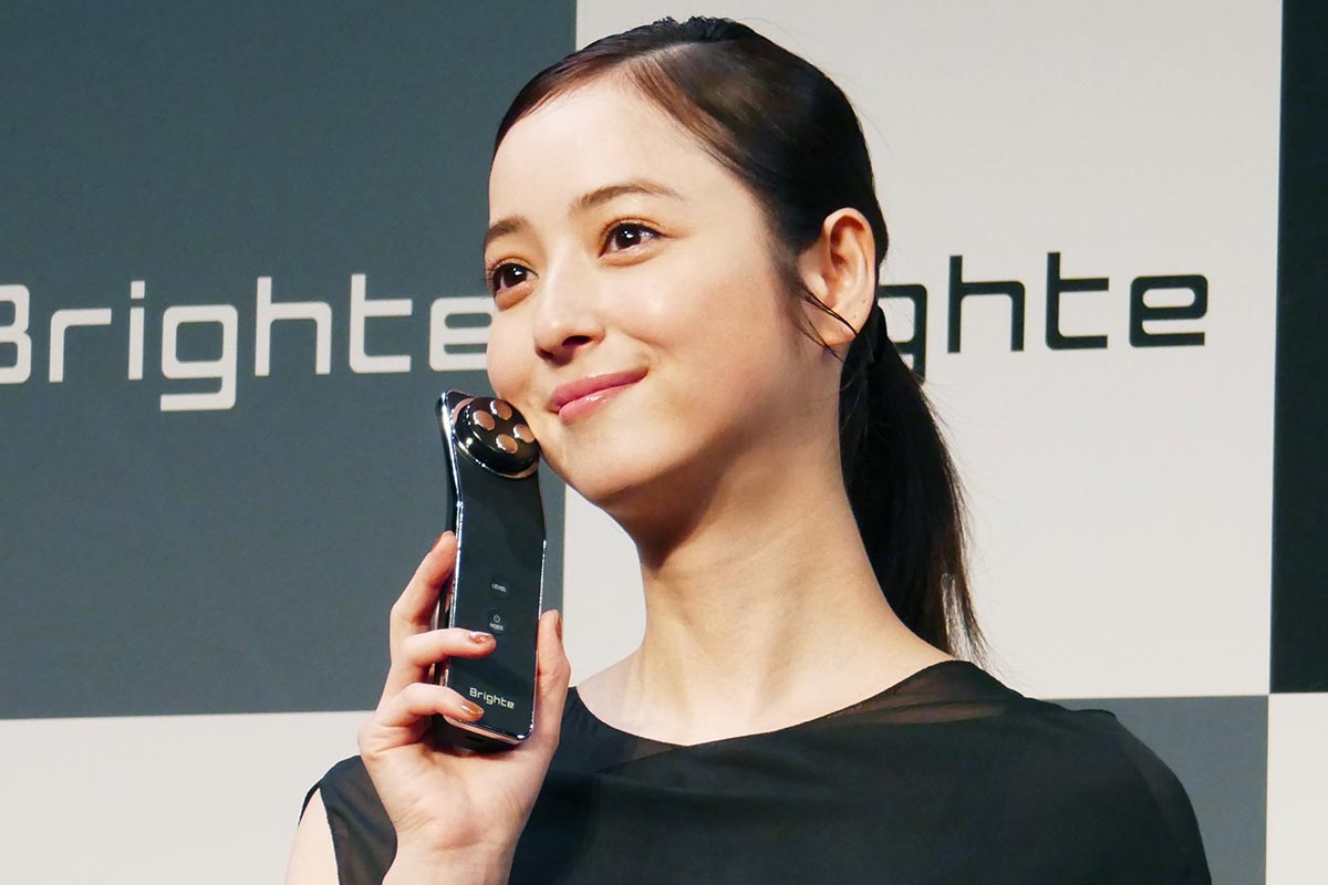 佐々木希「透明感が出る」美顔器 全身に使えるブラシ型も - 家電 Watch