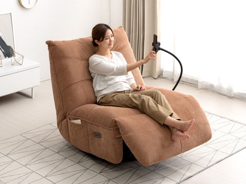 電動リクライニングの一人掛けソファ スマホ用アーム付き - 家電 Watch