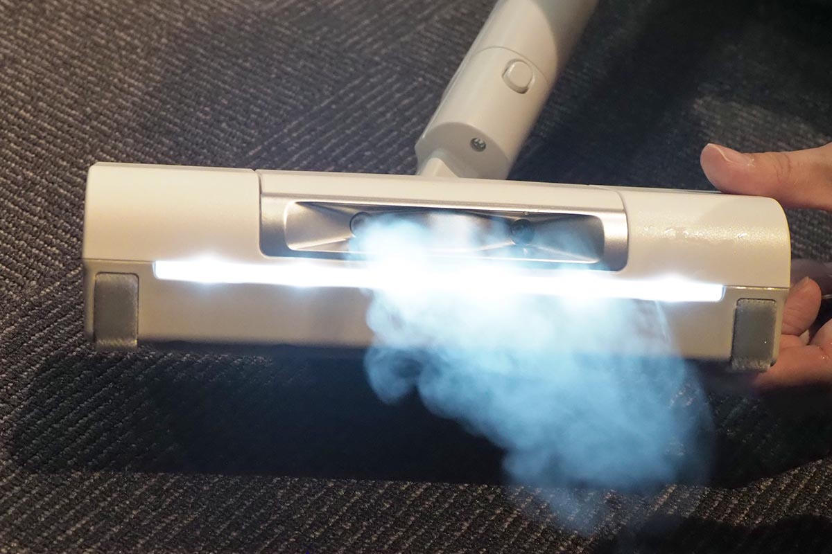パナソニックの掃除機は「ミスト」で汚れ落とす 水拭きとの違いは