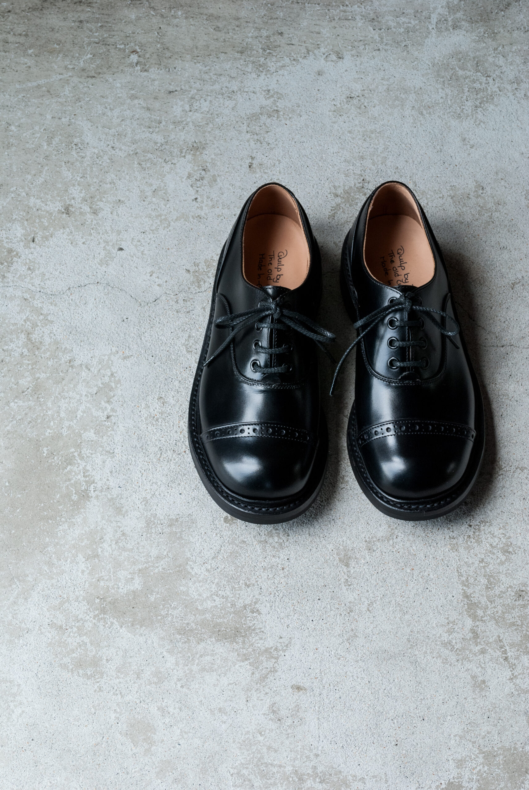 QUILP by Trickers M7401 Oxford Shoe Black Box Calf | kado〔カド