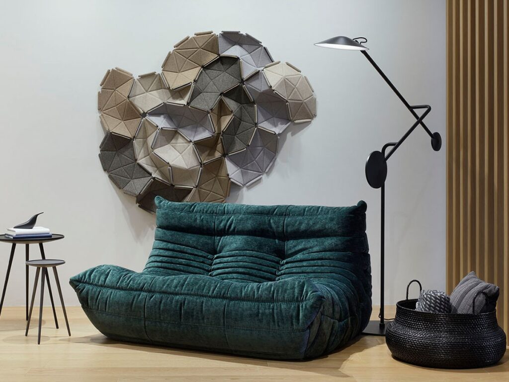 トーゴソファは芋虫なのか？】：誰も触れないインテリアの秘密