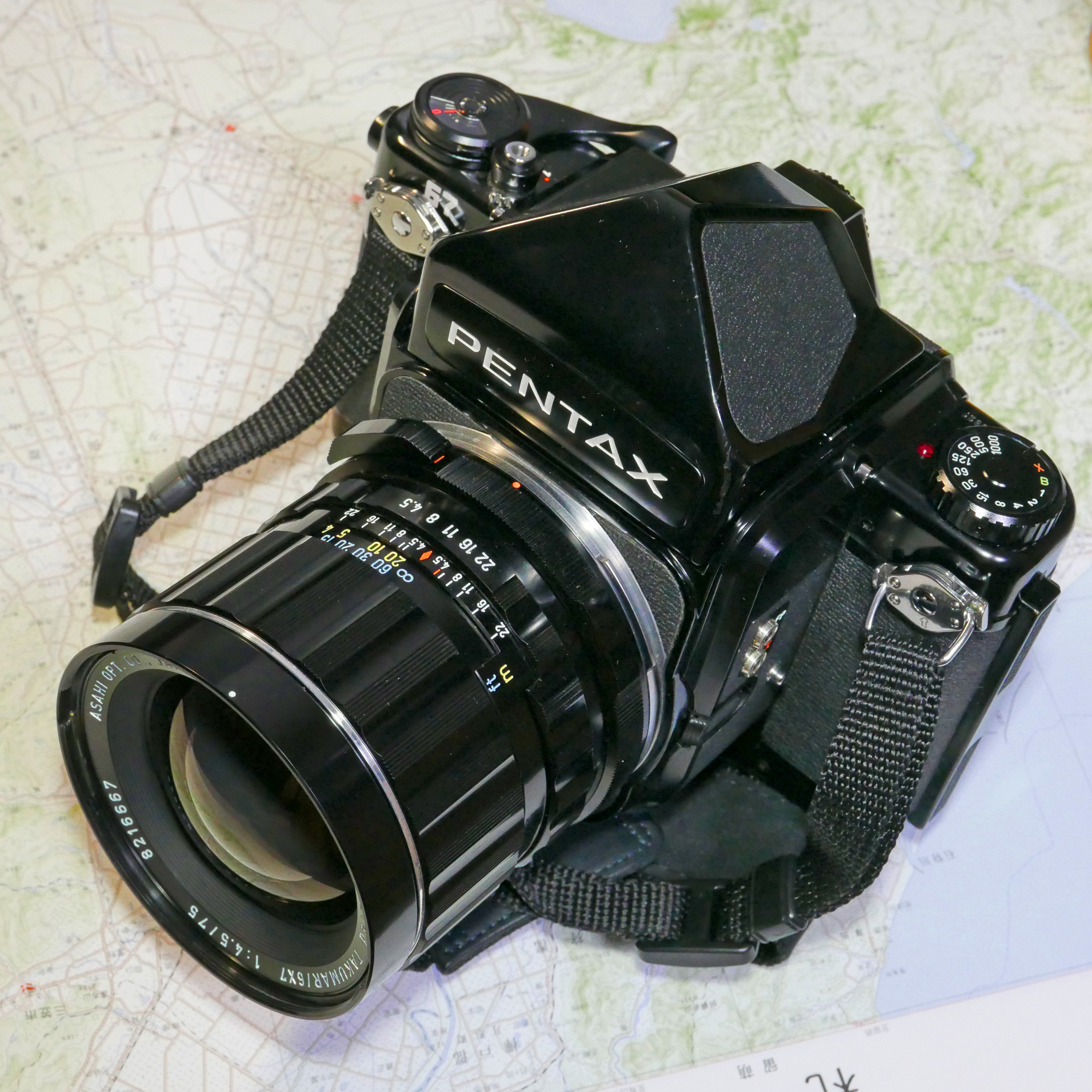 PENTAX（ペンタックス）67に古い【SMC 75mm F4.5】広角レンズで夜の街