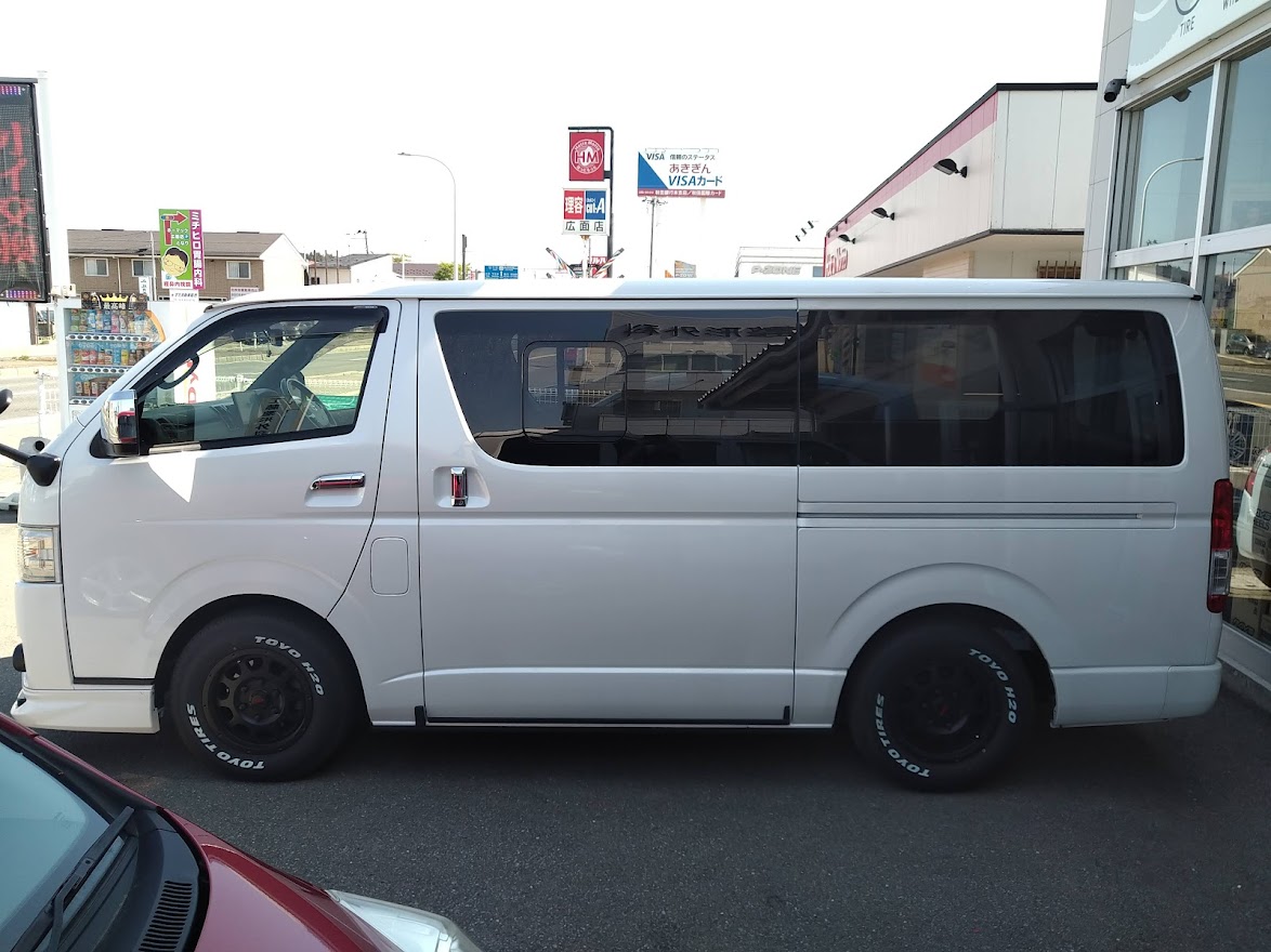 ハイエースバンにGENBハイトダウンブロックキット（1.0インチ/-25ミリ