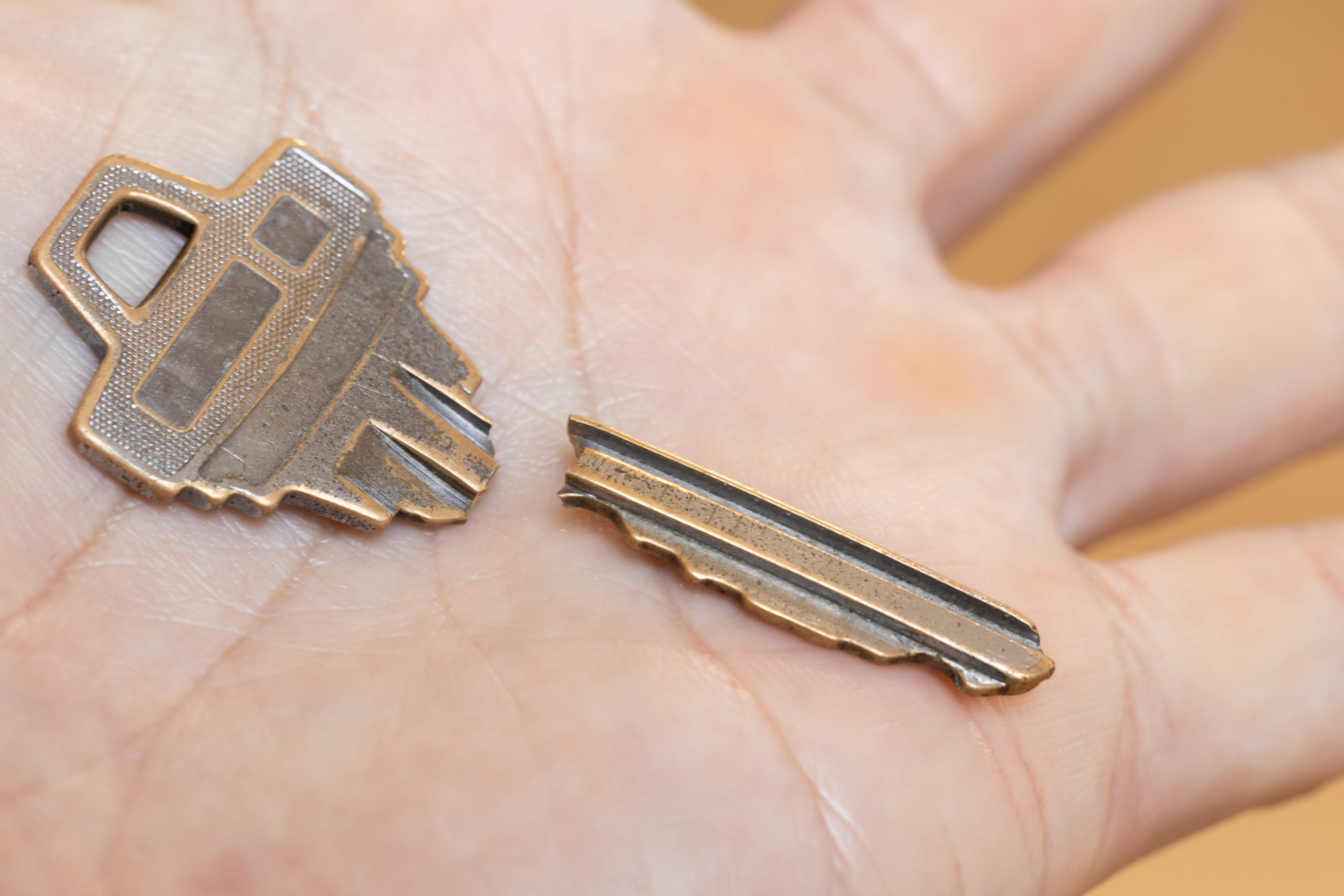 鍵が中で折れた！グルーガンは使える？｜24時間対応の早い、安心、確か