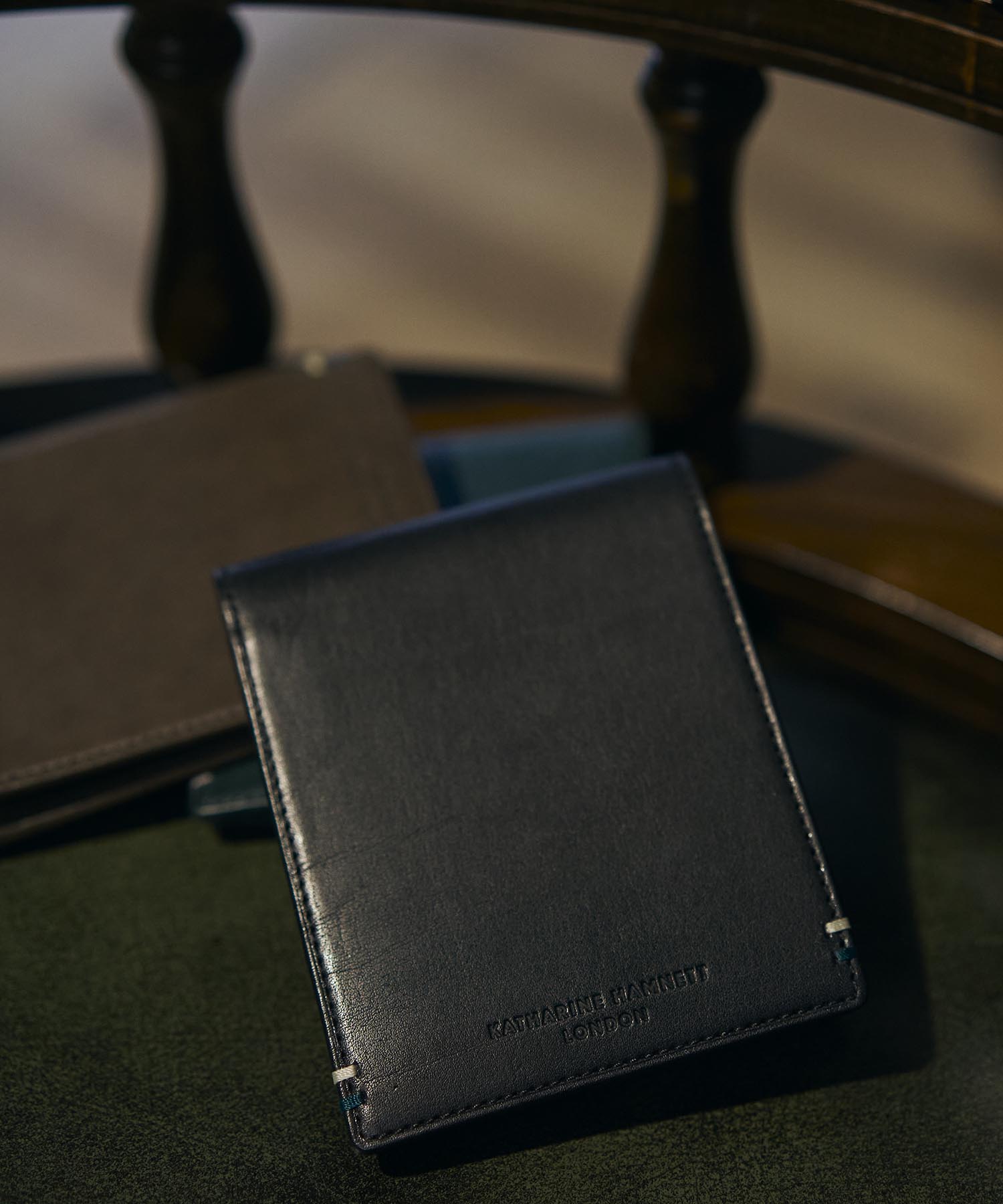 KATHARINE HAMNETT LONDON】VEGA 縦型二つ折り財布 (490-52102)