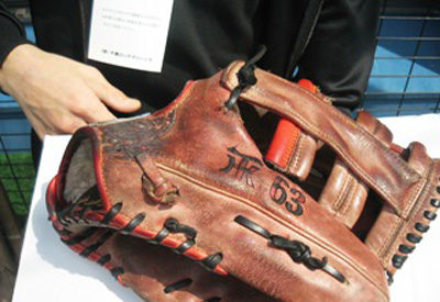 ボロボロに破けた新庄剛志選手の野球グローブ ｜ 古着屋ガレージセール