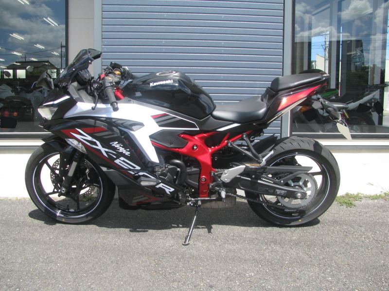 中古車 カワサキ Ninja ZX－25R SE ブラック／ホワイト