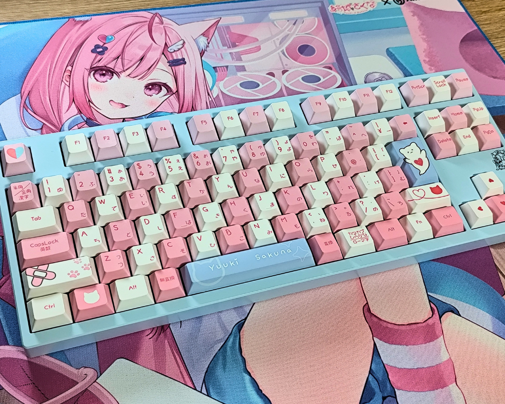 結城さくな×AMICISゲーミングキーボード、マウスパッド、特典カード