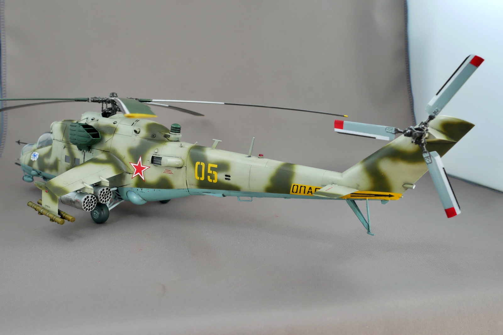 ソビエト軍戦闘ヘリコプター MIL-Mi24 ハインド ズベズダ 1/48