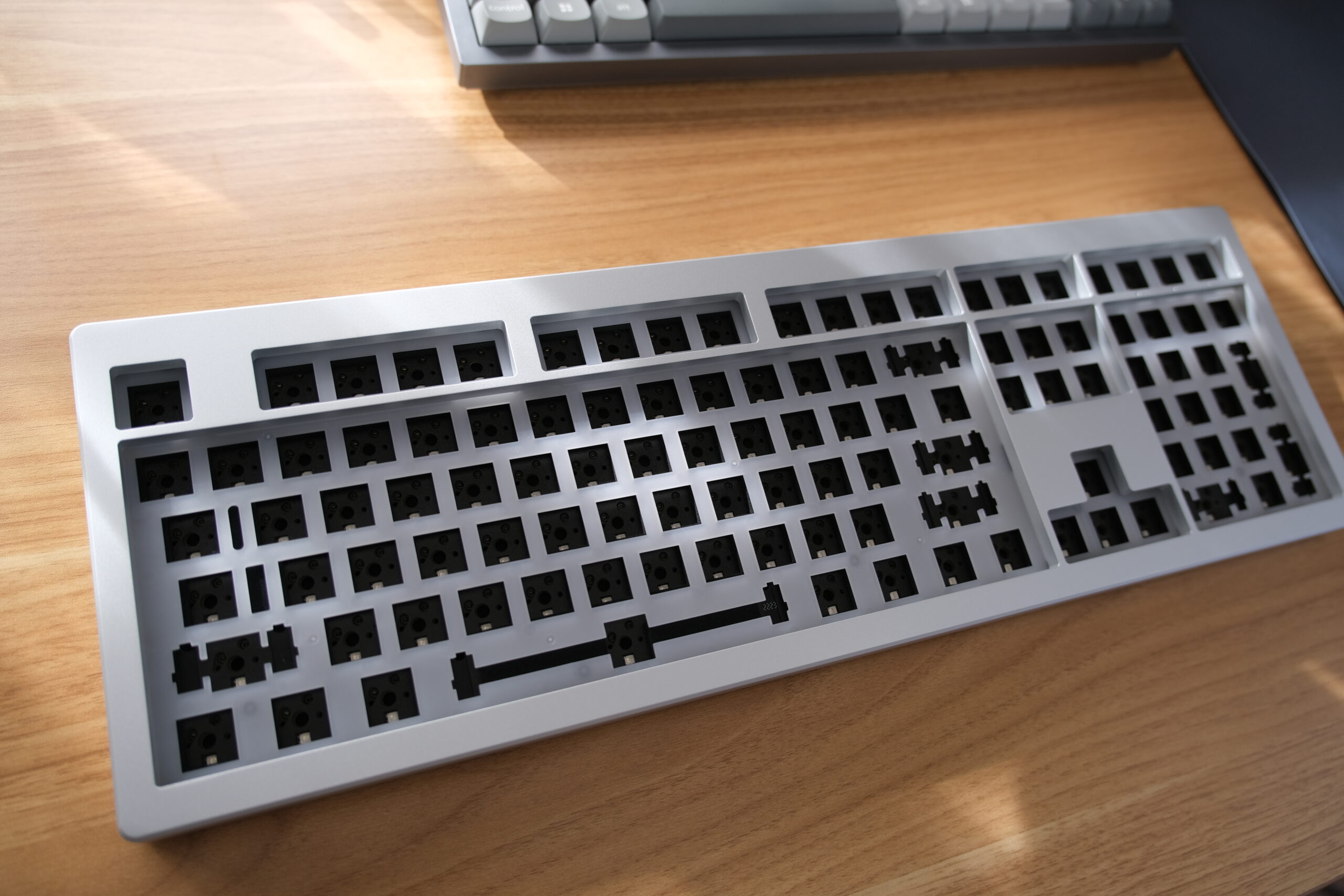 初めての自作キーボード【その1】フルサイズMonsGeek M5の内部を確認