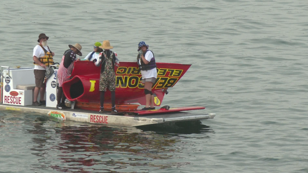 Waterfollies hydroplane crashes; Driver escapes with minor injuries