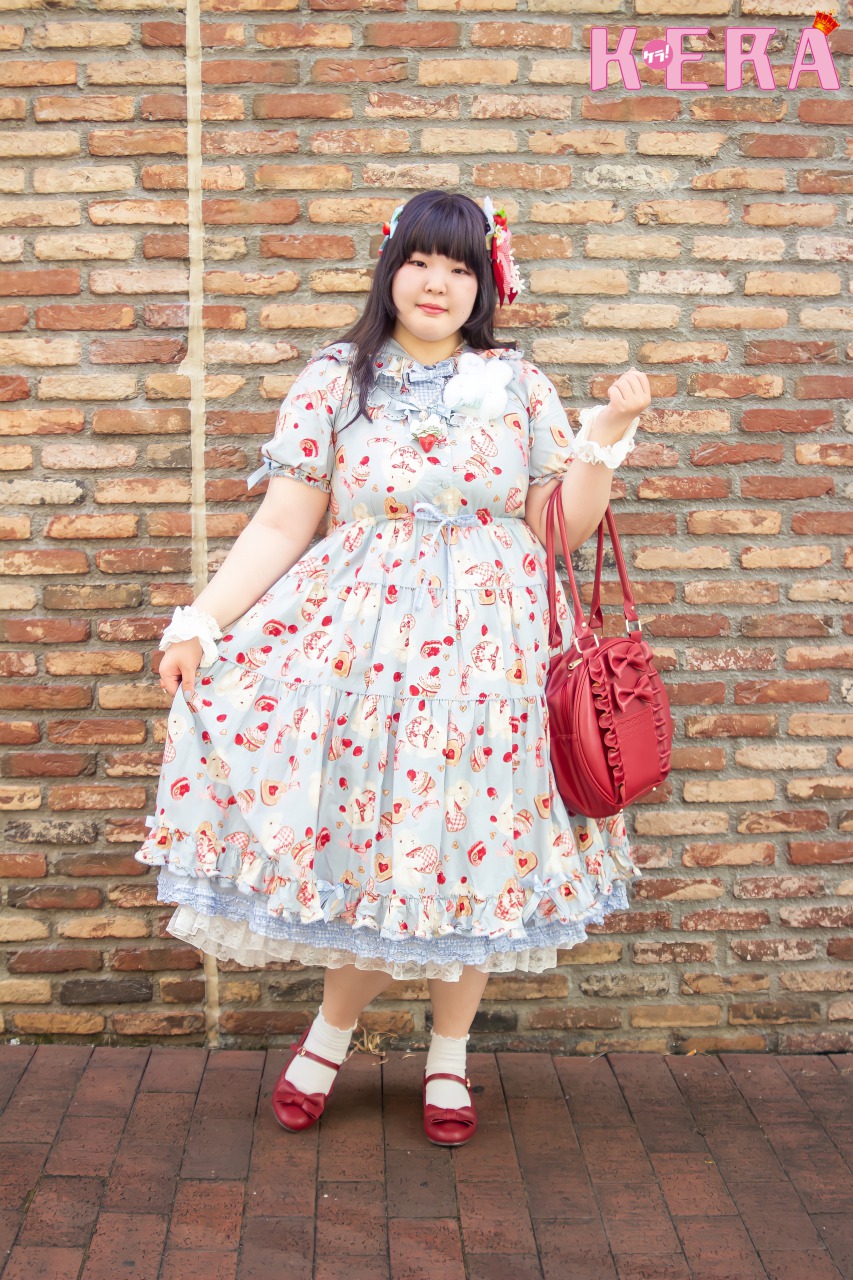 STREET SNAP 517 夏らしいサックスブルーのワンピースにイチゴ柄と