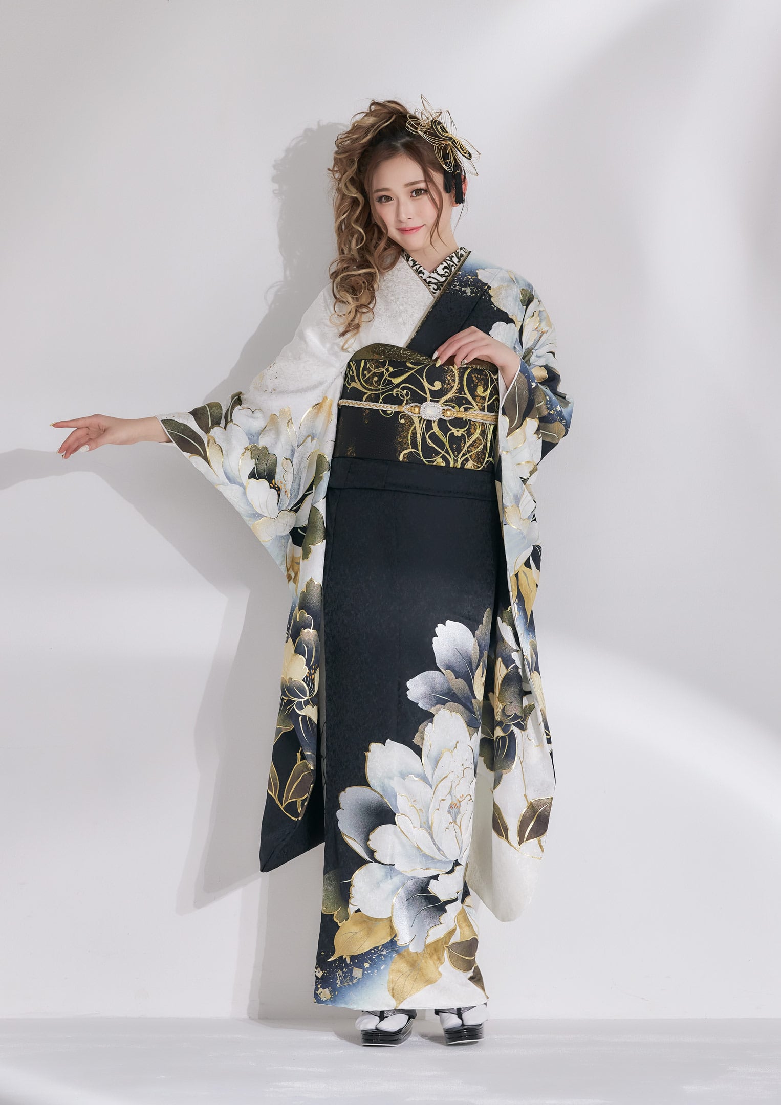 振袖ネットレンタル：モノトーン牡丹】ゴールド刺繍の帯で大人ギャルの