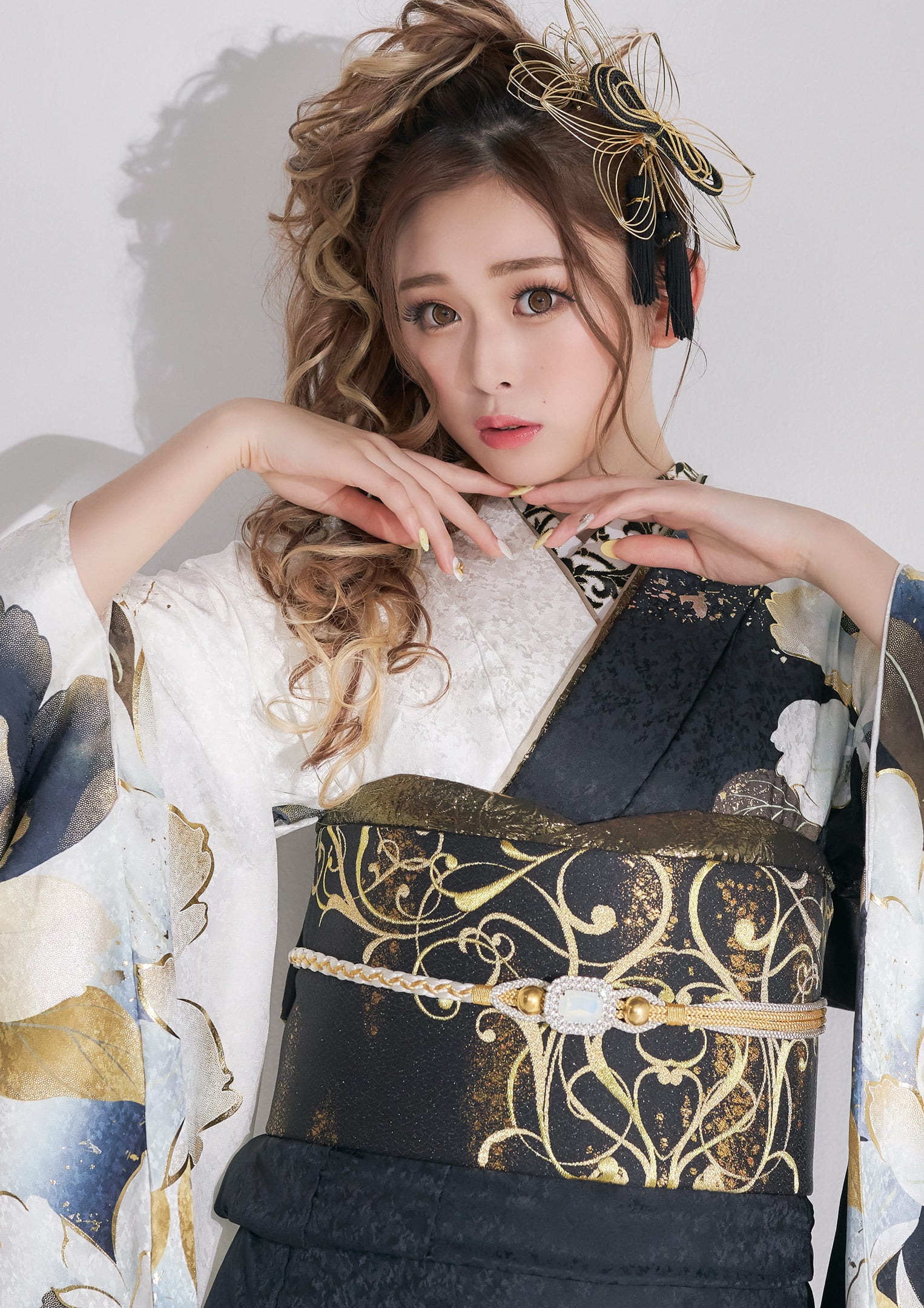 振袖ネットレンタル：モノトーン牡丹】ゴールド刺繍の帯で大人ギャルの