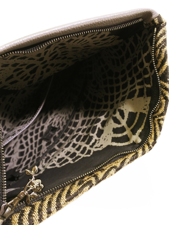 二つ折クラッチ 24-03-02箔モール縞ボタン クロ×ゴールド（革グレー