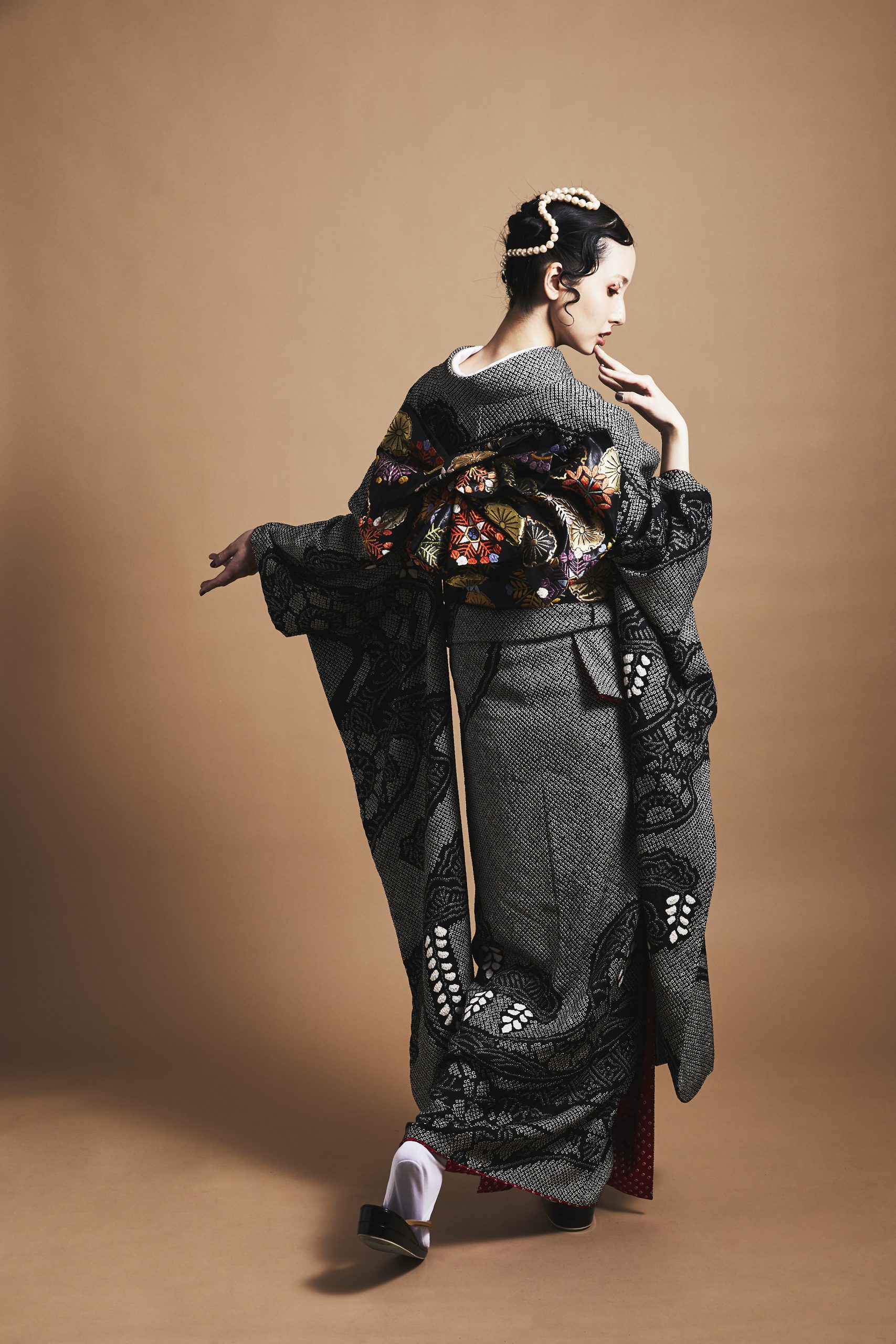 松、藤の花文様の黒の総絞り振袖 | レンタル七五三着物・振袖 TAO