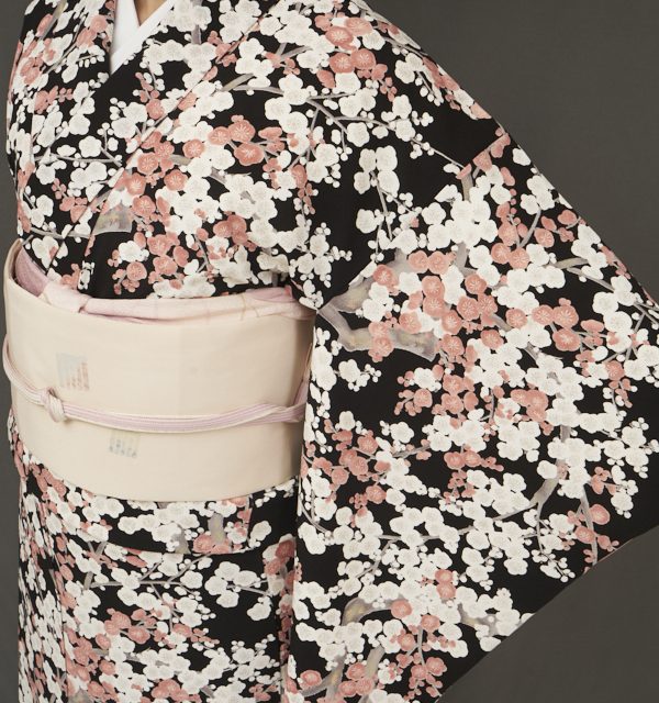 フォーマルにも通用する梅小紋 - きもの英（きものはなぶさ）