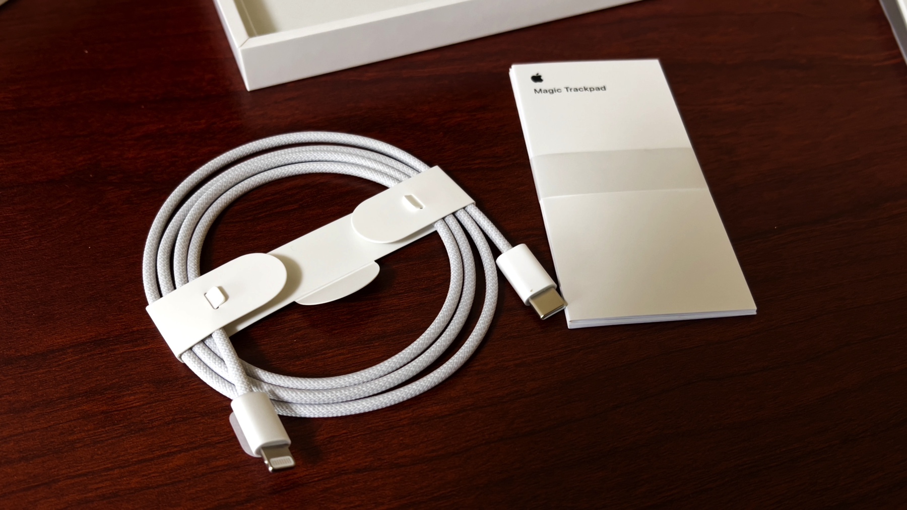 Magic Trackpad 3」の旧モデルとの外観や付属品の違い・旧モデルの中古