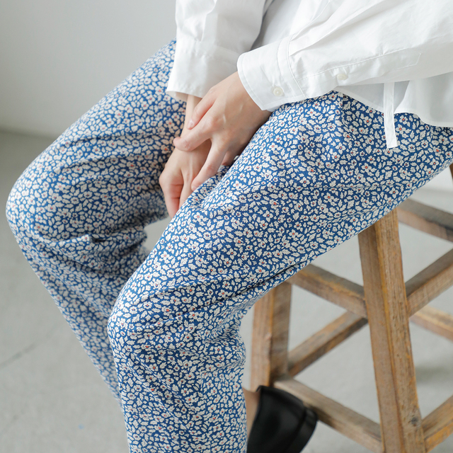 のこりわずか ] 楽チンな穿き心地のリバティ柄のパンツ - Piu di