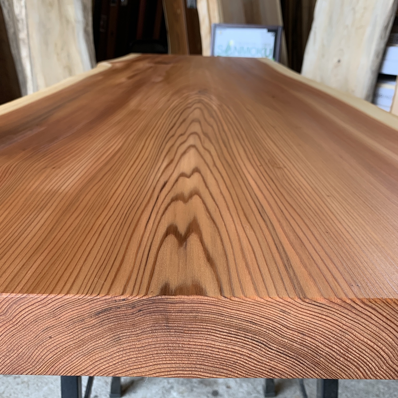 200年を超える時を刻んだ杉一枚板】 ― 美しさと力強さを宿した、特別な