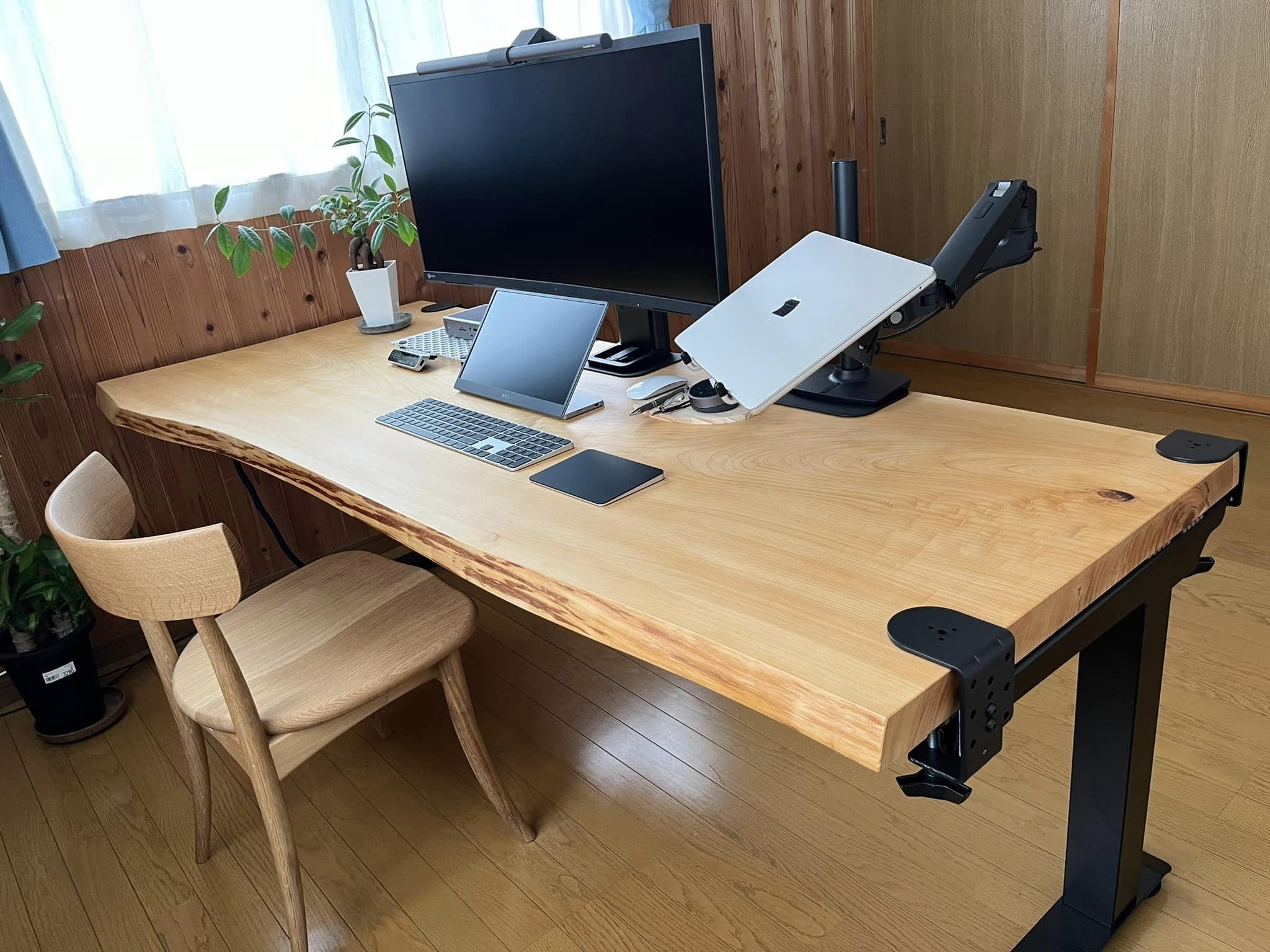 一枚板を自動昇降脚（Flexispot）に”置くだけ”で使うアイデア【お客様