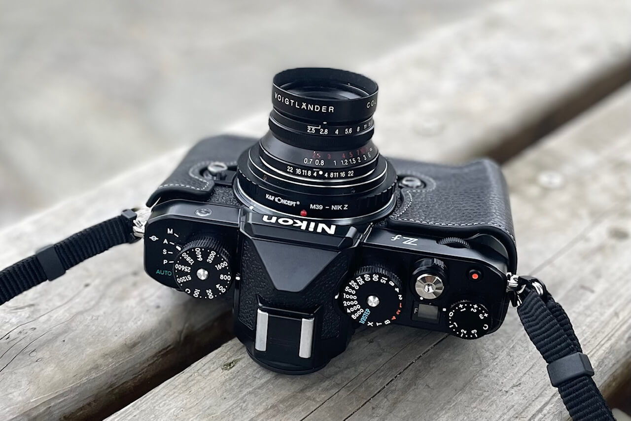 この道具感が「撮ろうぜ」と語りかけてくる、Nikon Zf。｜記憶カメラ