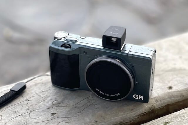 RICOH GRシリーズは、外付け光学ファインダー〈GV-2〉でさらに