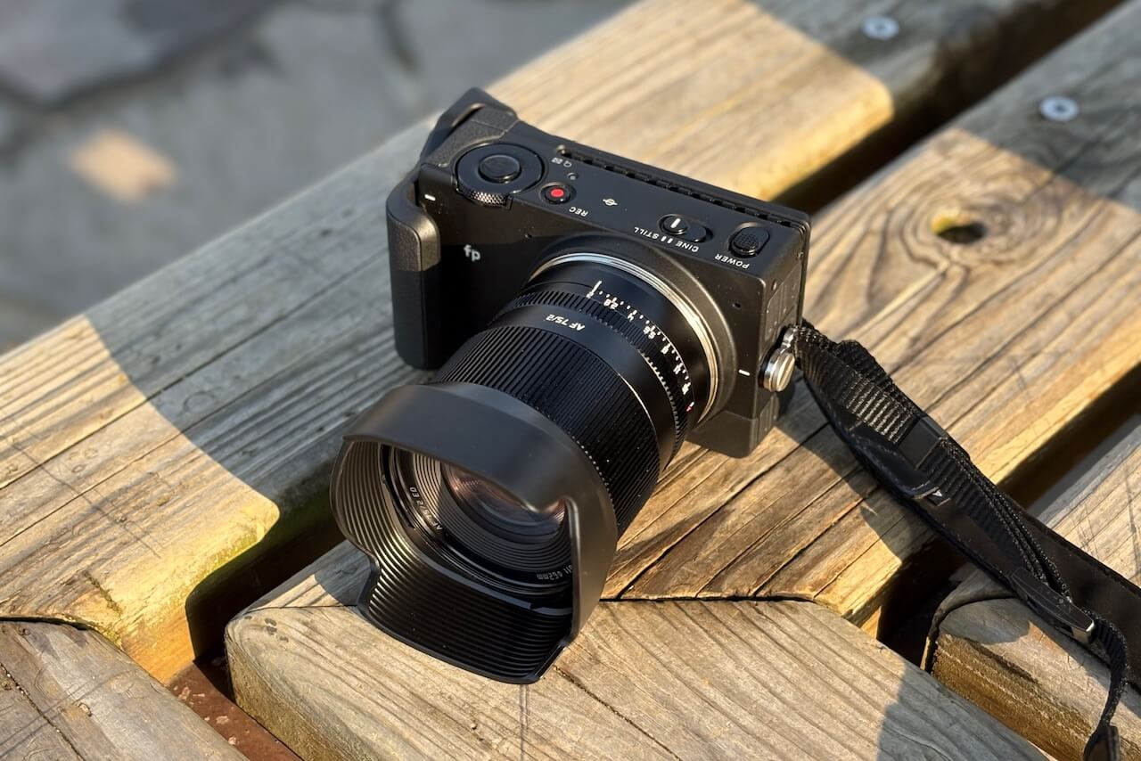 50mmと勘違いしてしまうほど軽量コンパクトな中望遠単焦点レンズ