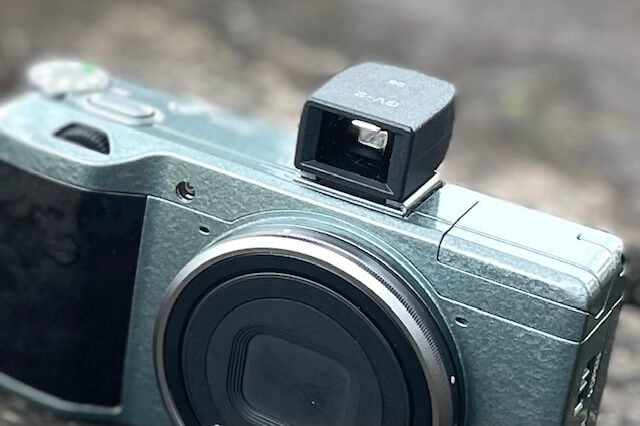 RICOH GRシリーズは、外付け光学ファインダー〈GV-2〉でさらに