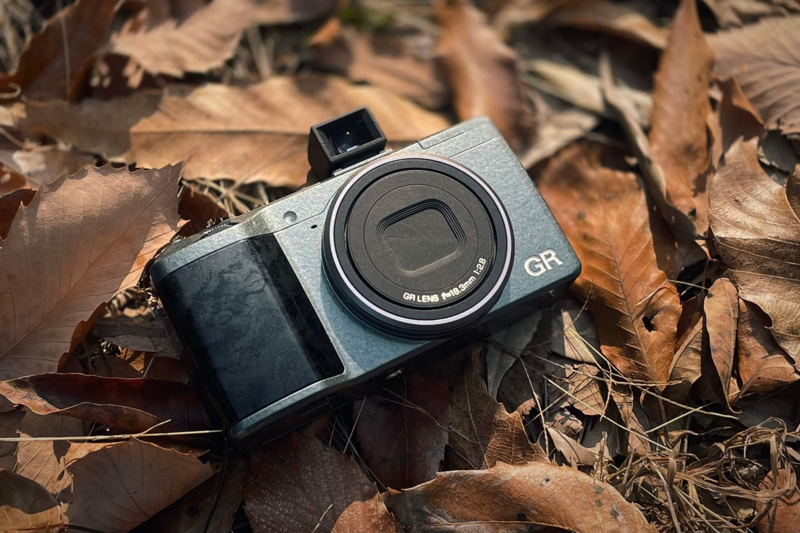 だまされたと思って、RICOH GRに外付けの光学ファインダー GV-2をつけ