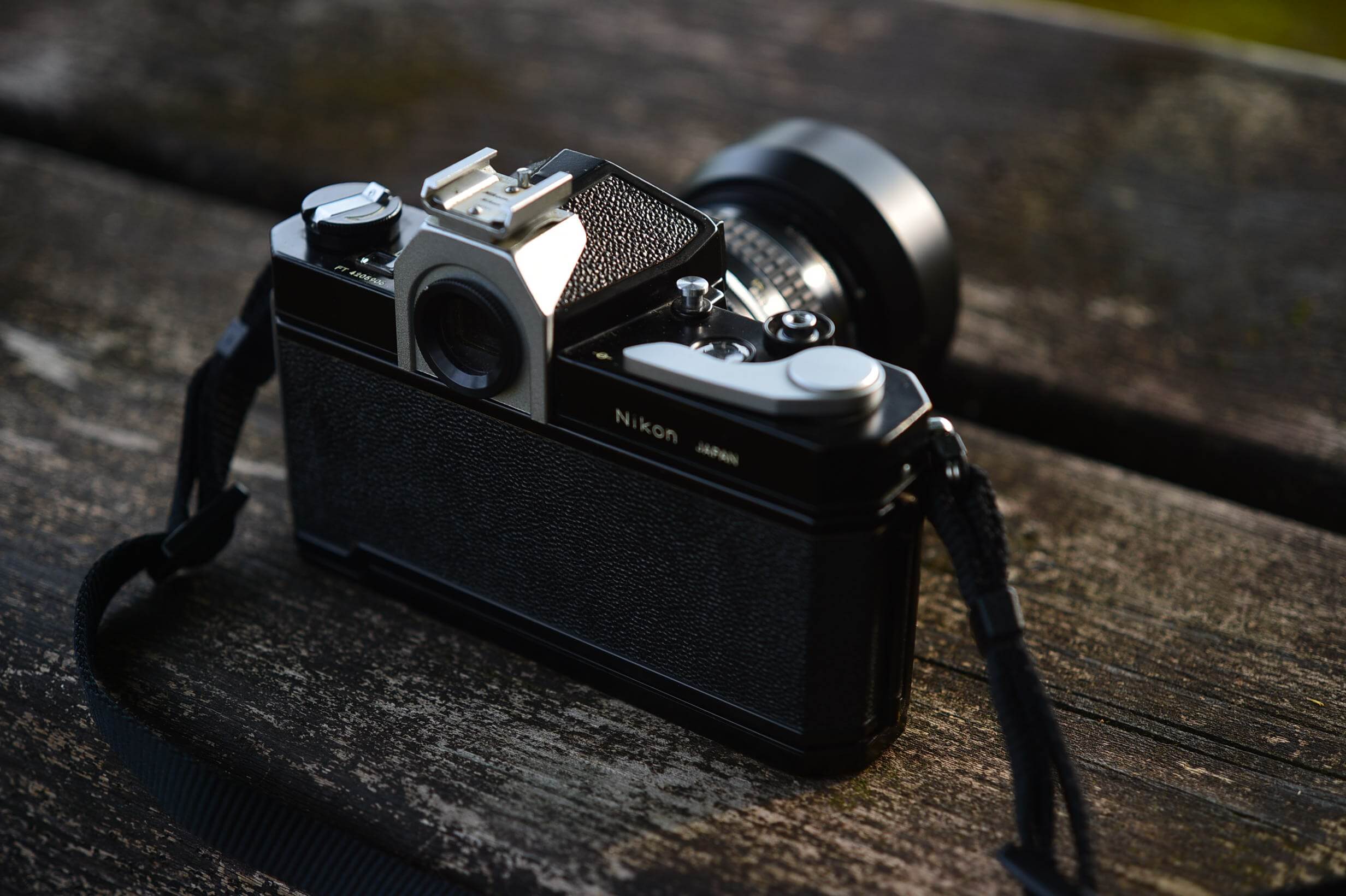 ニコマート Nikomat FTN ブラックに、シルバーの後付けアクセサリー