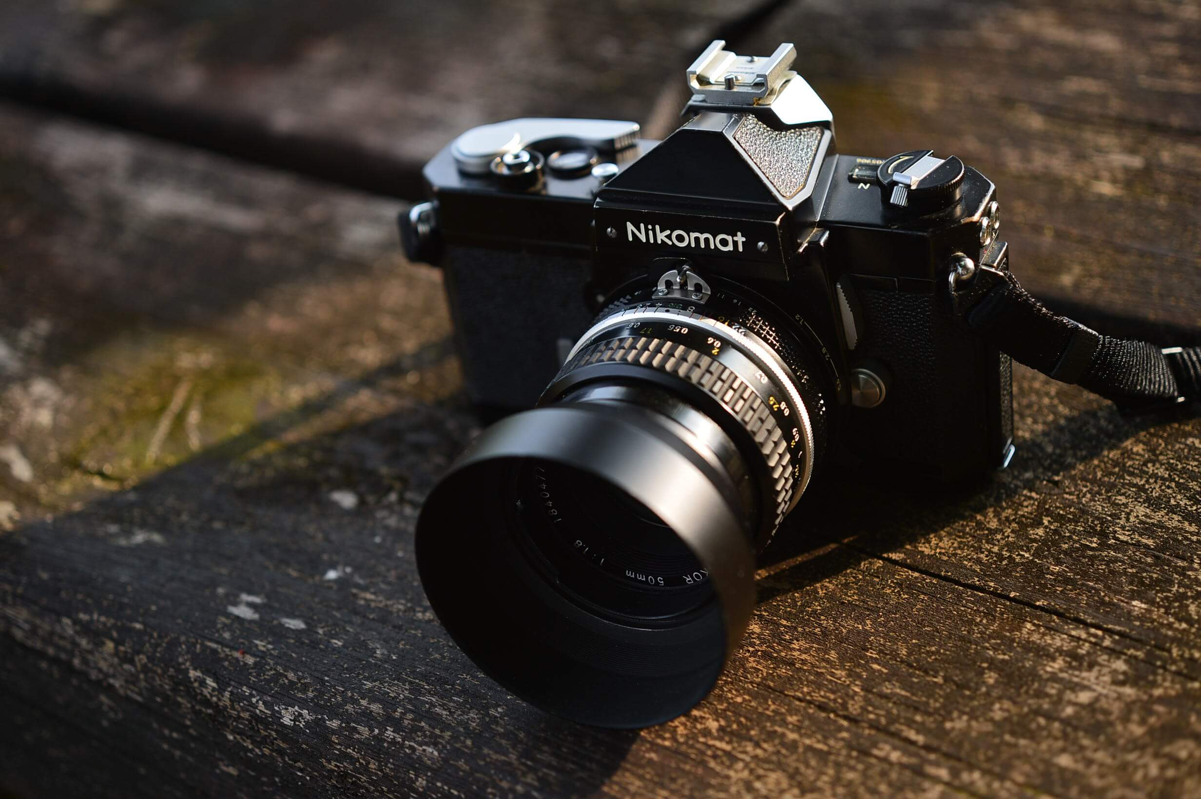 ニコマート Nikomat FTN ブラックに、シルバーの後付けアクセサリー