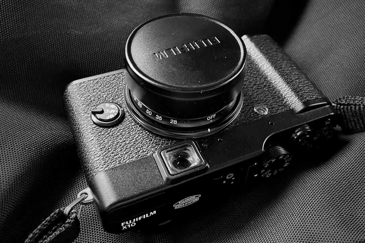 光学ファインダーで光景と一体となる。FUJIFILM X10｜記憶カメラ