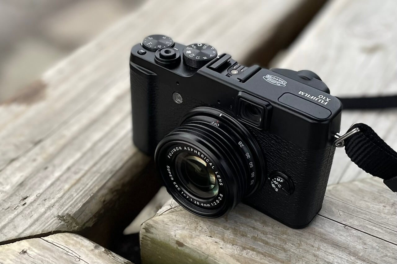 ズームできる光学ファインダーのコンデジといえば、FUJIFILM X10も忘れ