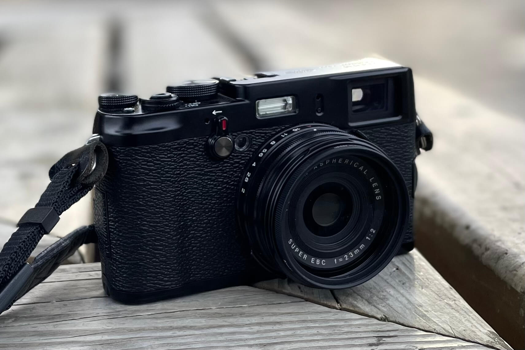 オリジナルX、いいカタチしてる。FUJIFILM X100 初代。｜記憶カメラ